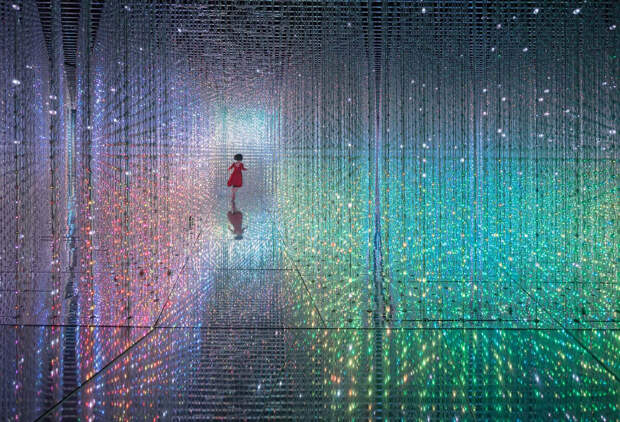 Японская электронная инсталляция «Crystal Universe»