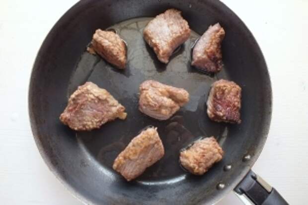 На хорошо раскалённом растительном масле обжарьте куски мяса в течение 1-2 минут до образования хрустящей корочки. Внутри куски мяса должны остаться сырыми, поэтому следите за температурой, она должна быть очень высокая.