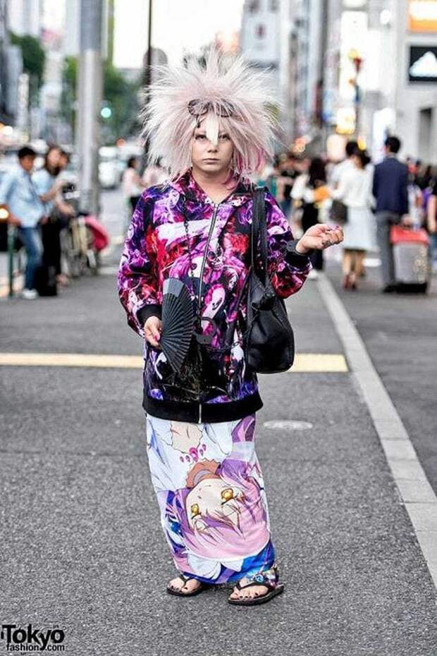 японка в парике и яркой одежде на улице