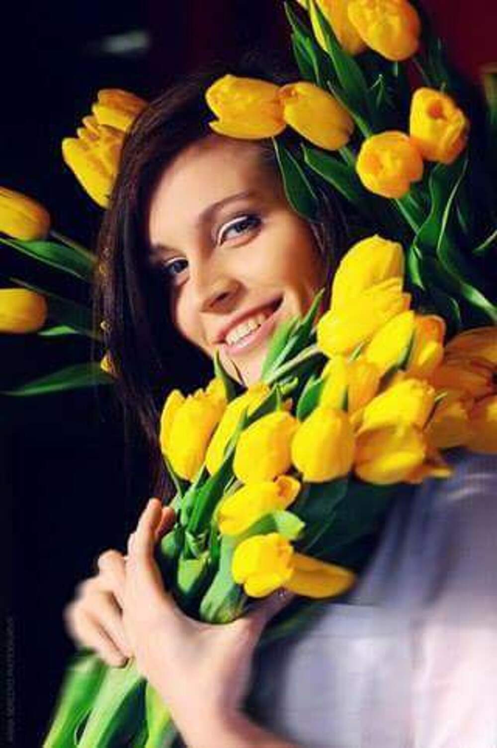 Желтые тюльпаны и женщина