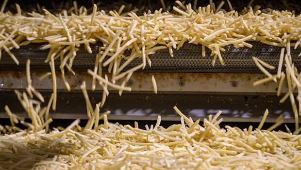 Нарезанный ломтиками картофель на технологической линии на заводе по переработке и производству замороженного картофеля ГК Белая дача в Липецкой области
