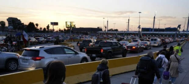 200 тысяч в зоне риска: Трамп выдавливает украинских беженцев из США