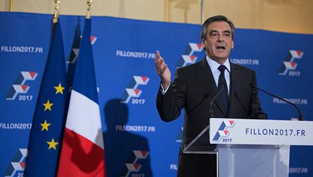 Кандидат на пост президента Франции от партии Республиканцев Франсуа Фийон выступает с декларацией по итогам второго тура праймериз