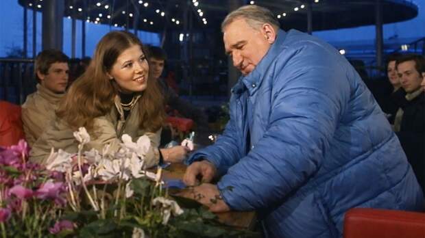 Ее называли Золушкой в СССР, а она пела даже с великим Тарасовым! Удивительный дуэт Сенчиной и легенды ЦСКА