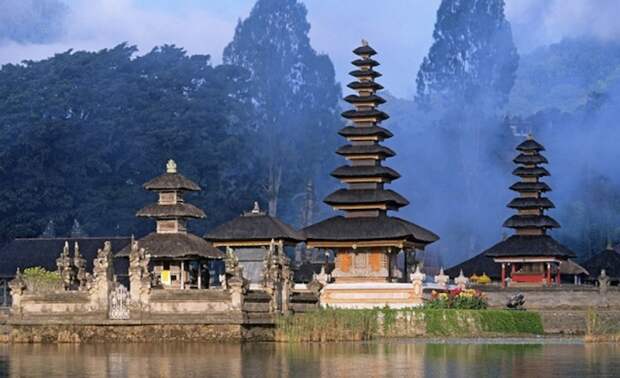 Шиитский храм на воде в Бали, расположенный на озере Братан. 