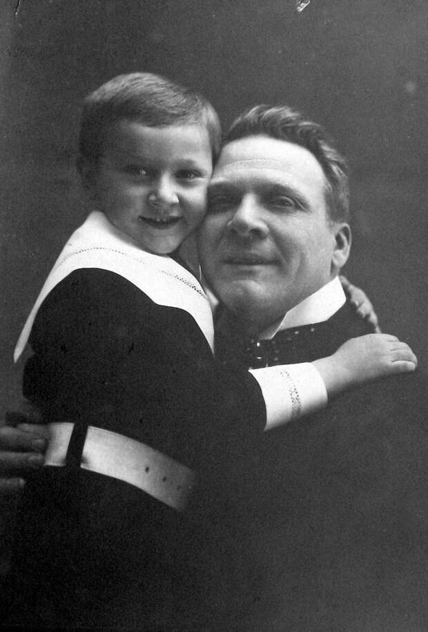 Федор Иванович Шаляпин с сыном Борисом, 1912 год.