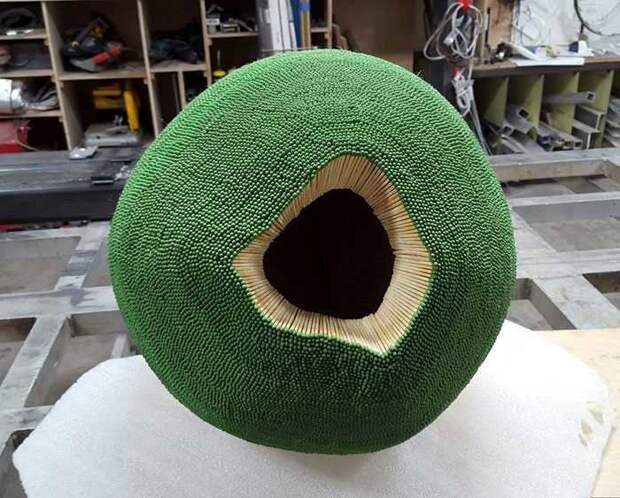 Он год клеил сферу из 42 тысяч спичек, чтобы в конце её просто поджечь Он год клеил сферу из 42 тысяч спичек, чтобы в конце её просто поджечь в мире, креатив, люди, сделай сам, спички, шар