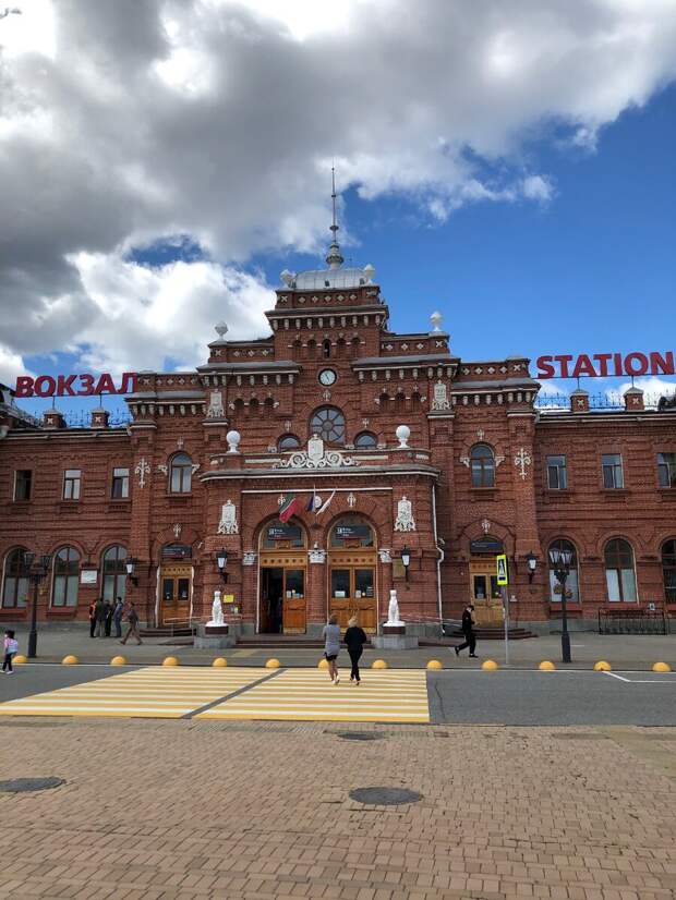Казань встречает шикарным вокзалом. С этого момента будет становиться только шикарнее.