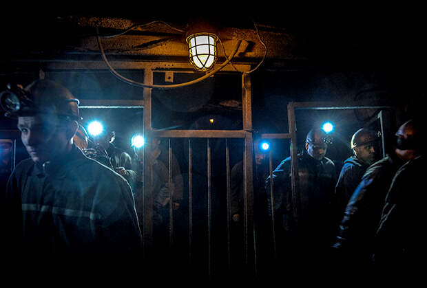 Горняки в шахте «Глубокая» в Шахтерске