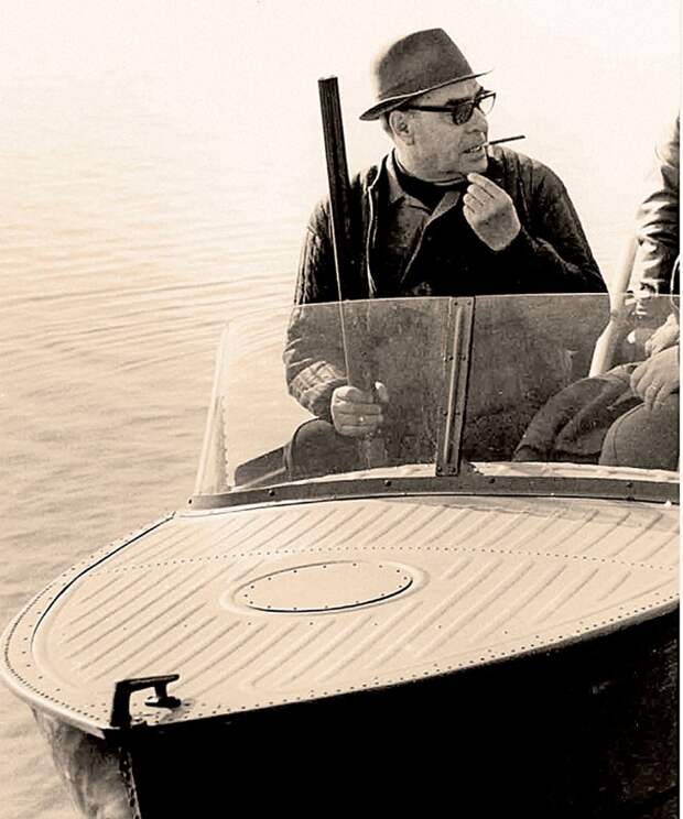 Леонид Брежнев любил на охоте покурить, чтобы не кусали комары. «Завидово», 1972 г