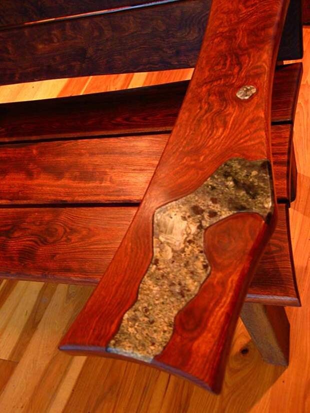 красивая элитная лавка для дома, эффектная скамья из красного дерева, инкрустация деревянной мебели натуральным камнем фотография на картинке смотреть