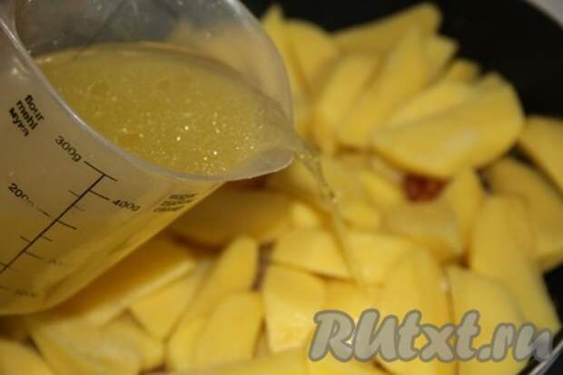 Затем влить 500 мл горячей воды (или бульона), посолить по вкусу. 