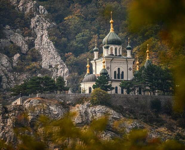 Храм с камнем Серафима Саровского, пещерные монастыри и «парящая церковь»: паломнические поездки января в Крыму