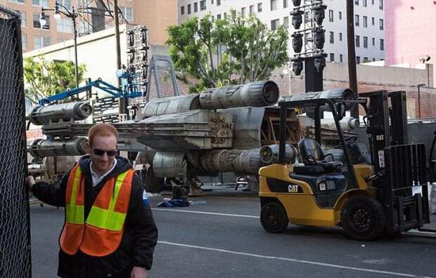 В Лос-Анджелесе появился полноразмерный истребитель X-wing (8 фото) В Лос-Анджелесе появился полноразмерный истребитель X-wing (8 фото)