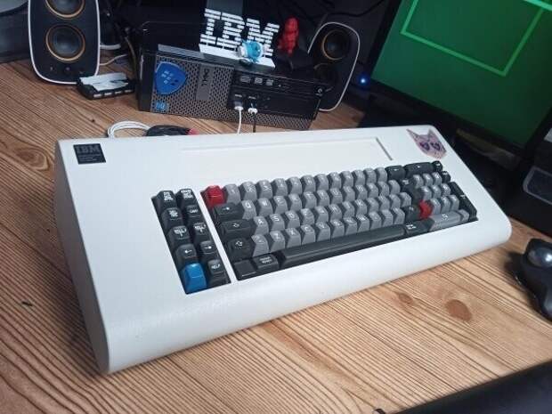 5. "Я чиню и собираю старые компьютерные клавиатуры, и моя клавиатура IBM 5251 - самая любимая из всех. 1979 год выпуска"