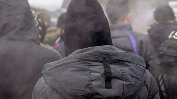 Экономические бури и возрастные течения: эксперт о причинах растущей тревожности и миграционных настроений в России