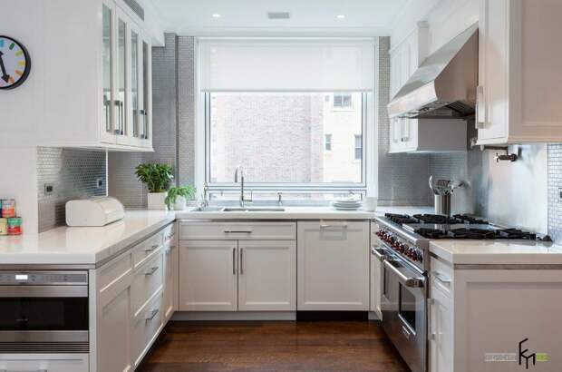 Белый и серебристо-голубой