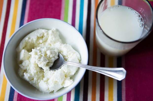 В твороге много натрия, который нарушает водно-солевой баланс. / Фото: foodddy.ru В твороге много натрия, который нарушает водно-солевой баланс. / Фото: foodddy.ru