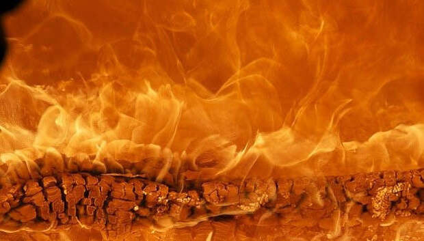 Отступающие украинские силовики устроили пожар на химкомбинате под Донецком