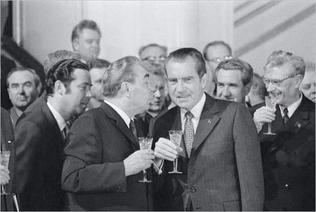 Леонид Брежнев и Ричард Никсон, 1972 год Леонид Брежнев и Ричард Никсон, 1972 год