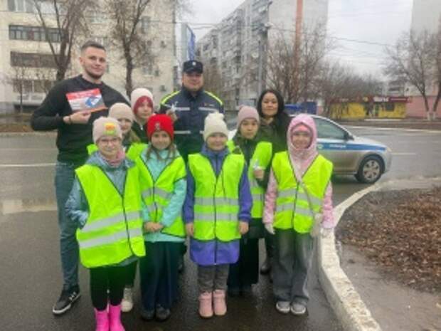 Сотрудники Госавтоинспекции и юные инспектора дорожного движения Оренбургской области провели акцию «Бумажный журавлик»