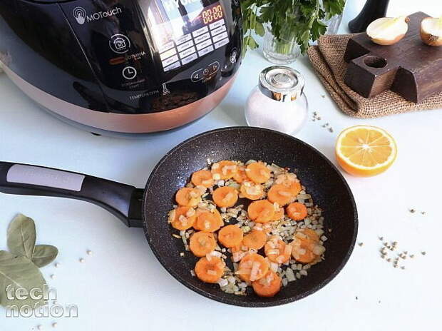 Подготавливаю зажарку из лука и моркови / Изображение: дзен-канал technotion