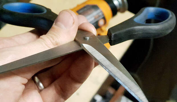 Простецкий способ заточить ножницы быстро и без наждачной бумаги или камня