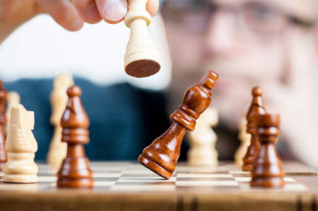 Израильский гроссмейстер Илья Смирин на турнире заявил, что "шахматы не для женщин". Его отстранили от работы