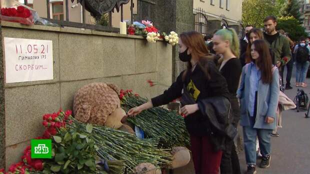 После трагедии в Казани россияне несут цветы к стихийным мемориалам в своих городах