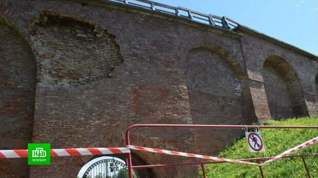 В Новгородском кремле обрушилась облицовка кирпичной стены