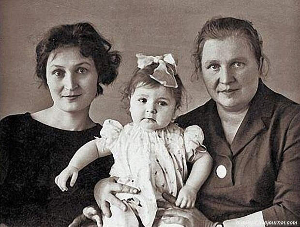 Жанна Агузарова с мамой Людмилой Савченко и бабушкой Олимпиадой Петровной, 1960-е семья, слушают, фото
