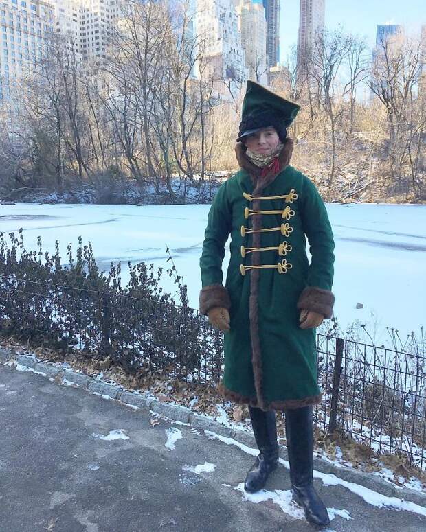 Свои последние джинсы он сжег в 14 лет. Теперь носит только историческую одежду