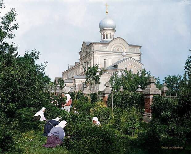 Монахини за послушанием