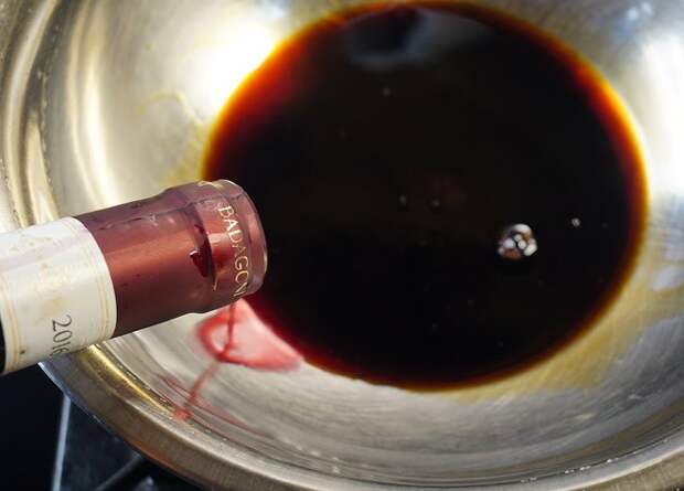смешивание соевого соуса с красным вином