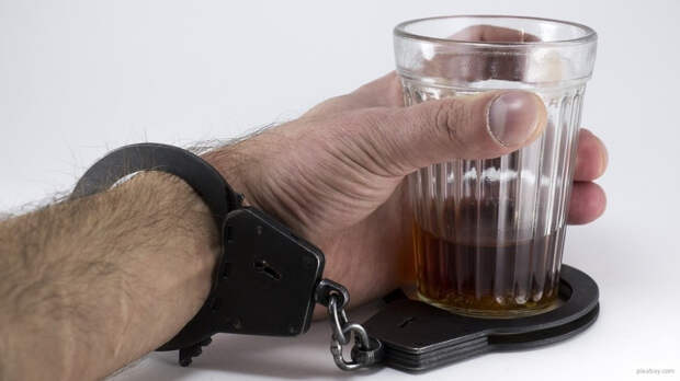 Пьяный житель Подмосковья попытался разбудить избитого собутыльника пенисом