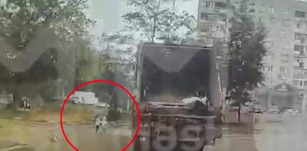 В Истре мусоровоз насмерть задавил трехлетнюю девочку и покалечил ее сестру