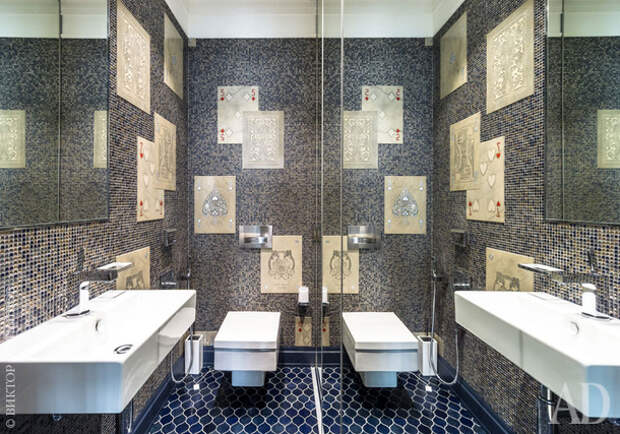 Гостевой санузел. Плитка и мозаика, Petra Antiqua. Зеркальная стена справа визуально увеличивает пространство. За ней скрыты система водоочистки, стиральная и сушильная машины.