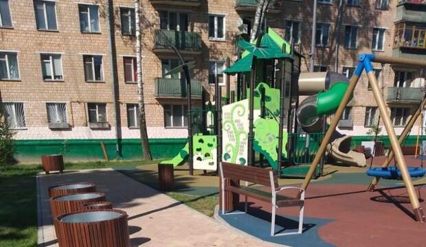 Во дворе дома на Ангарской убрали мусор с детской площадки