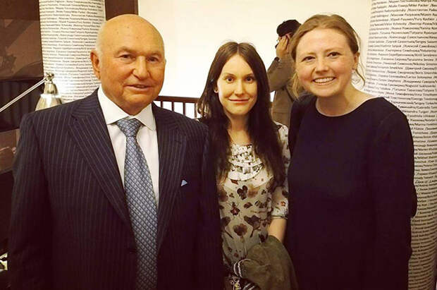 Юрий Лужков с дочерью Еленой и гостьей мероприятия
