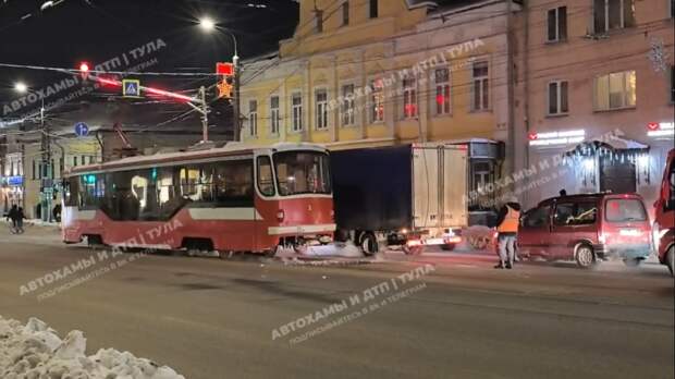 В Туле трамвай оборвал провода на улице Советской