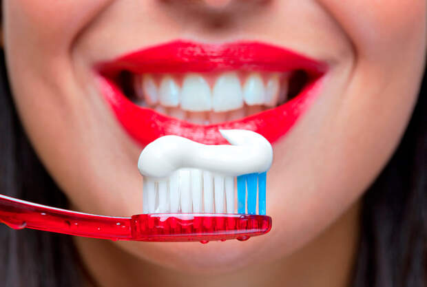 Отбелить зубы можно и в домашних условиях