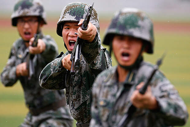 People's Liberation Army (PLA) soldiers shout as they hold guns and practise in a drill during a organized media tour at a PLA engineering school in Beijing, July 22, 2014. REUTERS/Petar Kujundzic (CHINA - Tags: MILITARY TPX IMAGES OF THE DAY) - RTR3ZLIT