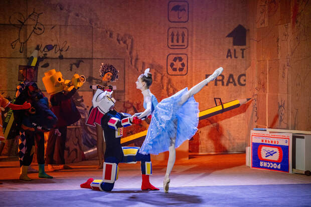 Сцена из балета «Петрушка» из Екатеринбурга