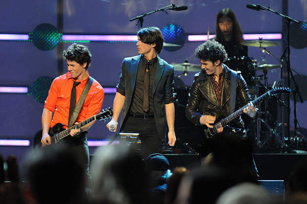 File:The Jonas Brothers perform at the Kids Inaugural.jpg