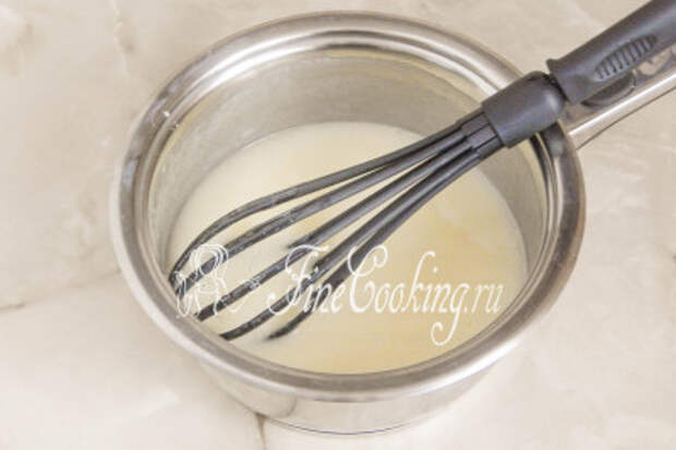 Шаг 14. Ставим посуду на медленный огонь и при постоянном (!) помешивании варим сироп около 2-3 минут после закипания