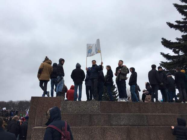 Навальный вам не революционер: школьников на дубины – сам в автозак