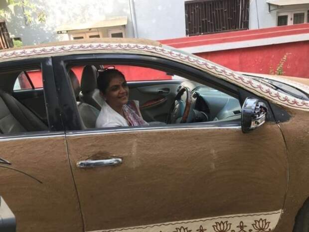 В Индии женщина покрыла свой автомобиль коровьим навозом и больше не пользуется кондиционером авто, автомир, автоприкол, индия, кондиционер, навоз. жара, прикол