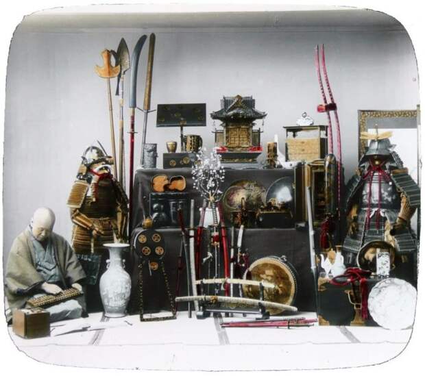 Фотография 1890-х годов различных доспехов и оружие, обычно используемые самураями.