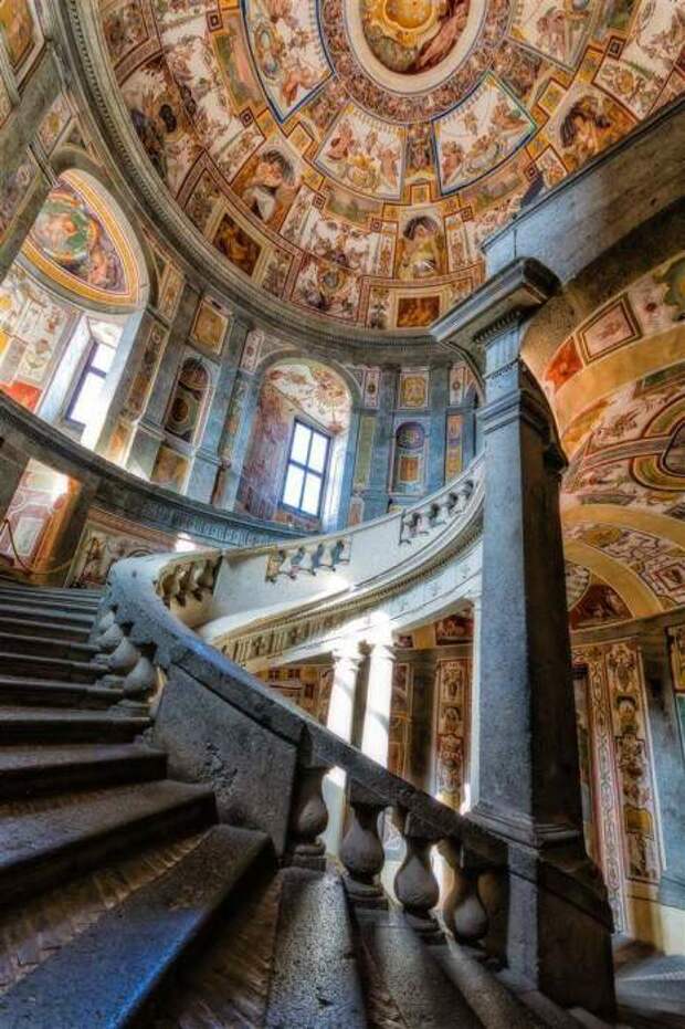 Лестница является особым произведением искусства, хотя роспись стен и купольного потолка захватывает дух не меньше (Palazzo Farnese, Рим). | Фото: unarussainitalia.ru.