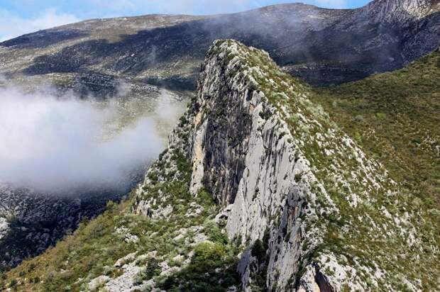 Бирюзовая река в каньоне Горж дю Вердон во Франции (Gorges du Verdon, France)